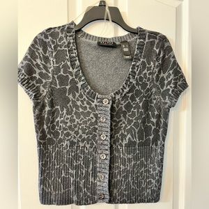 Women’s Gray cardigan - size L .. fits more like a M .. perfect condition..